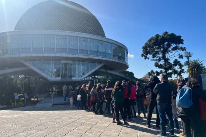 Convocan a un abrazo humanitario en el Planetario para terminar con las divisiones globales