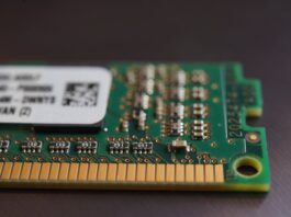 La escasez global de chips para RAM y SSD empeorará en los próximos dos años, advierte el CEO de Micron