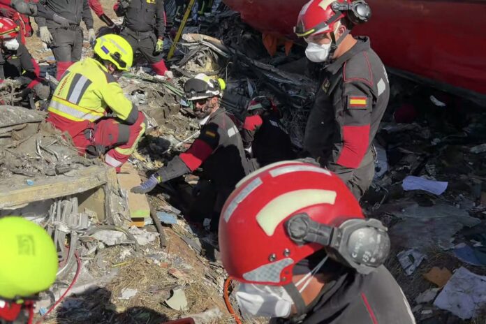 Choque de trenes en España: los equipos de rescate registran los vagones en busca de sobrevivientes