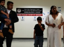 Abogados de inmigración advierten por llamadas “mega master hearings” en las cortes de Florida