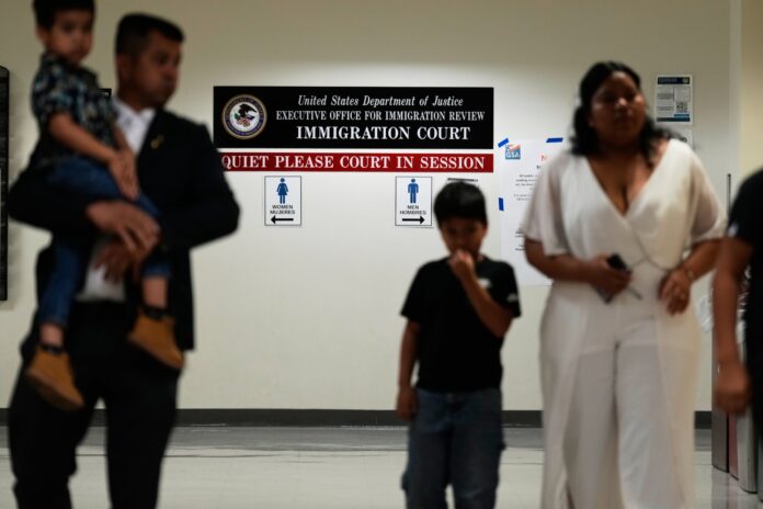 Abogados de inmigración advierten por llamadas “mega master hearings” en las cortes de Florida