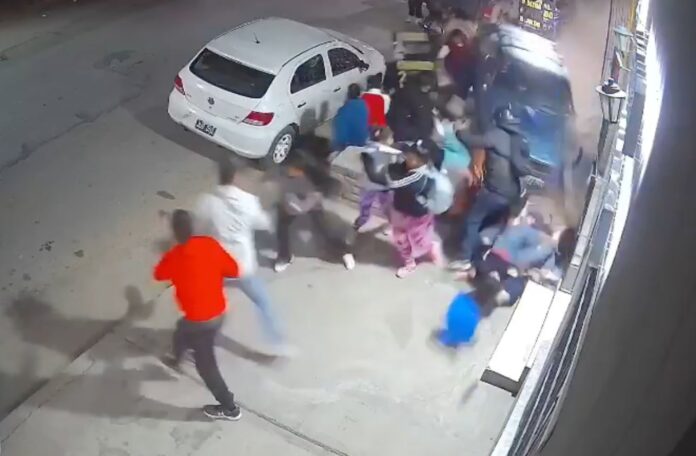 Un hombre de 80 años atropelló a 13 personas al subirse a la vereda en Salta