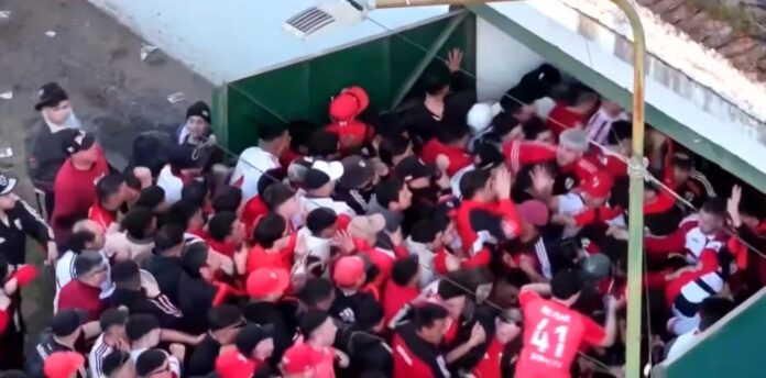 Descontrol en el ingreso de hinchas de River al estadio de Sarmiento de Junín