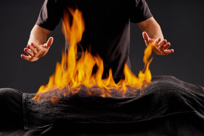 “Siento calor, pero no dolor”: cómo funciona la terapia con fuego para aliviar contracturas