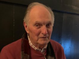 La curiosa manera en la que Alan Alda afronta las dificultades del Parkinson, a los 90 años: “Es como un pasatiempo”