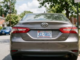 El DMV de Carolina del Norte lo hizo oficial: no habrá más stickers en las matrículas desde octubre