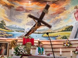 Un sacerdote murió en misa en Ecuador luego de que se le cayera una cruz de madera en la cabeza