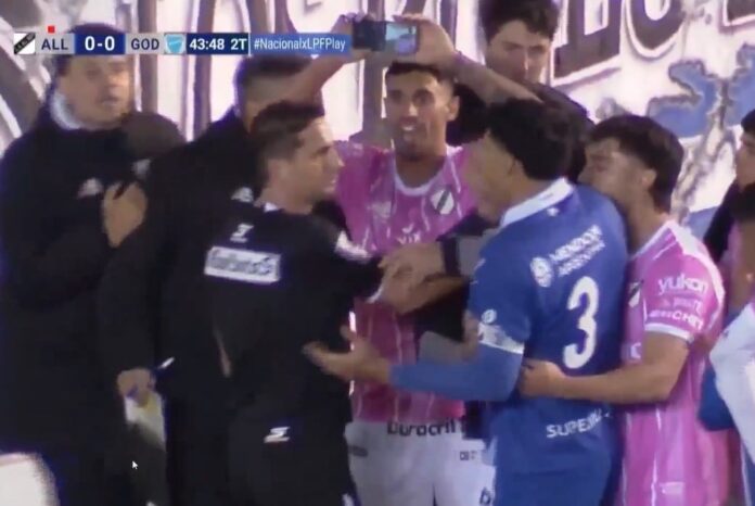 En Floresta, Nicolás Lamolina cobró un penal que no fue para Godoy Cruz, los jugadores de All Boys le mostraron un celular y revirtió la medida