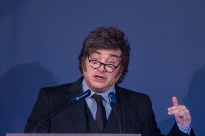 En el Gobierno debaten medidas de reactivación económica pero Milei se muestra inflexible