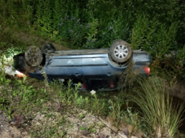 Un joven perdió el control de su auto en Ensenada y terminó volcado en una zanja