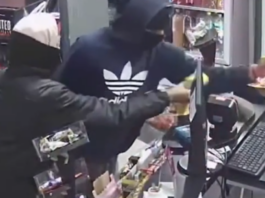 Video: robaron un kiosco en pleno centro de La Plata con armas blancas y quedaron filmados